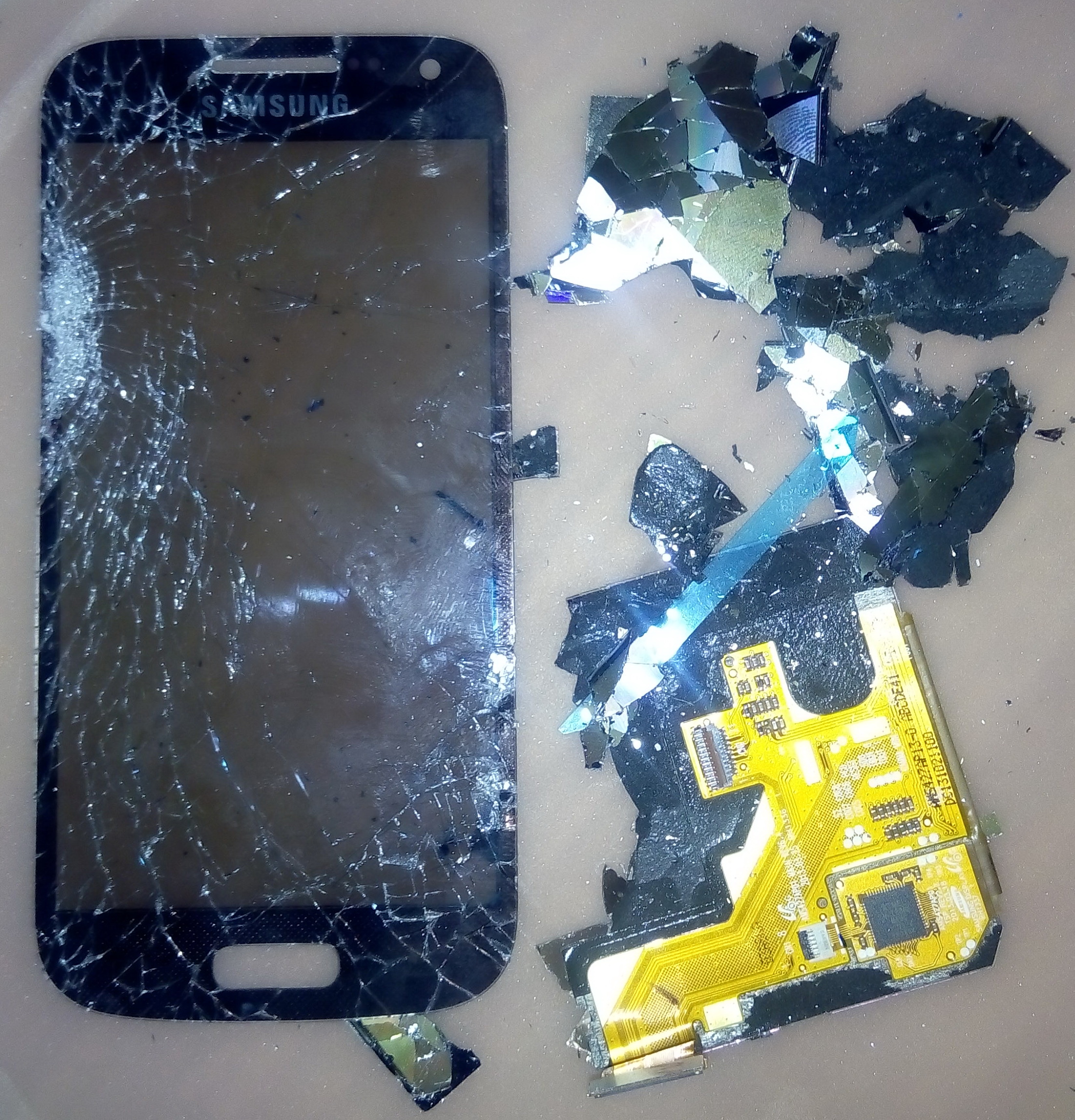 демонтаж разбитого экрана Samsung S4 mini